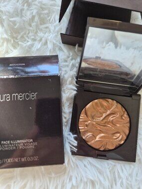 Laura Mercier Illuminator
